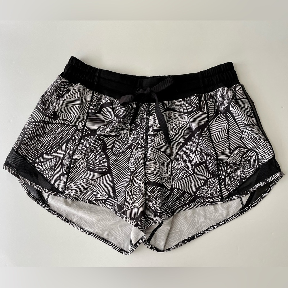 Lululemon Hotty Hoy Shorts 4” (Size 6)